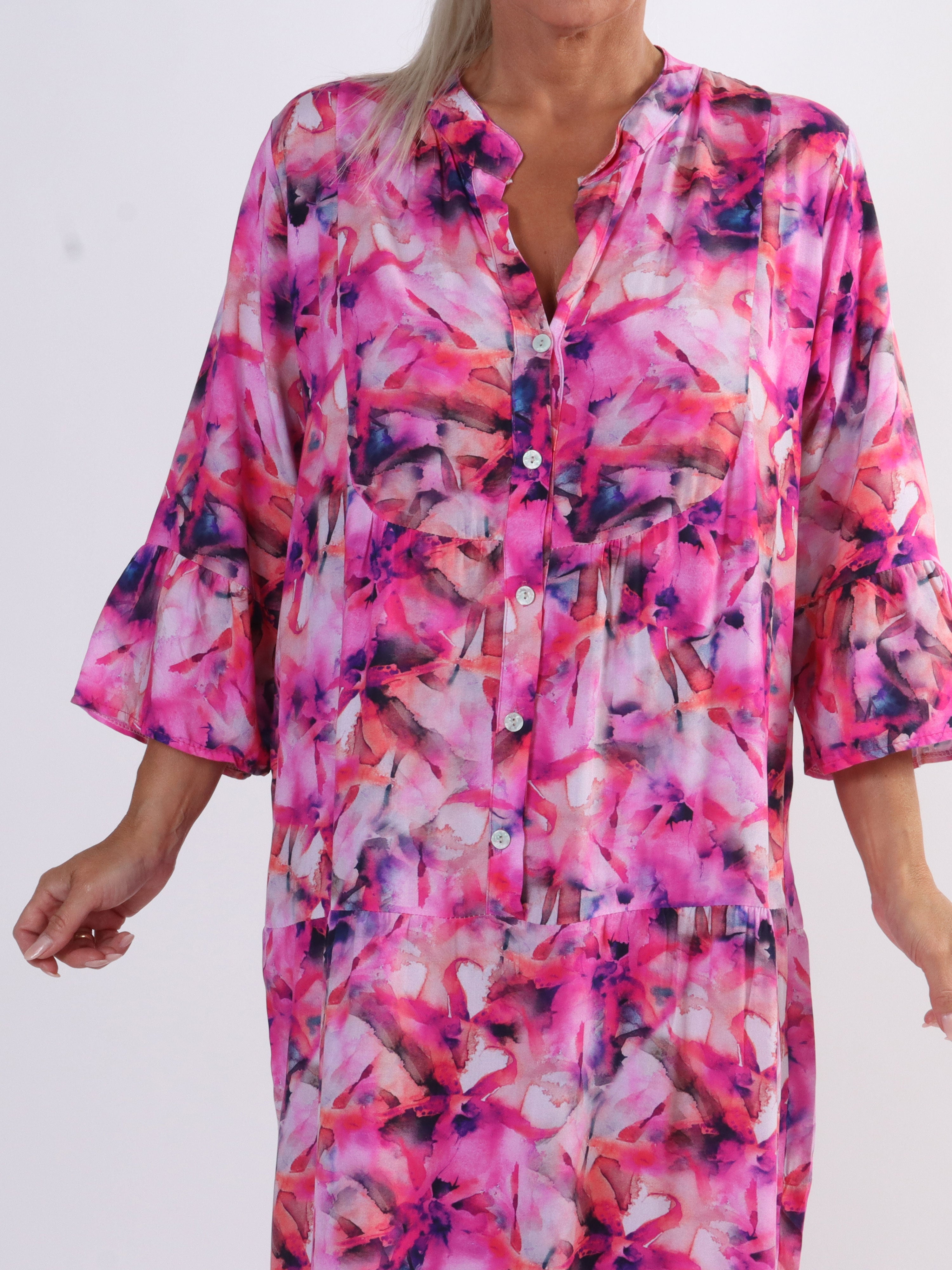 Timian - Lång mönstrad klänning i stora storlekar med lager-på-lager-look